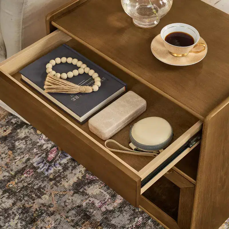 Mesita de noche moderna de mediados de siglo con estación de carga, gabinete de 2 cajones y puerta, diseño acanalado, con cerradura (W1801P303392)